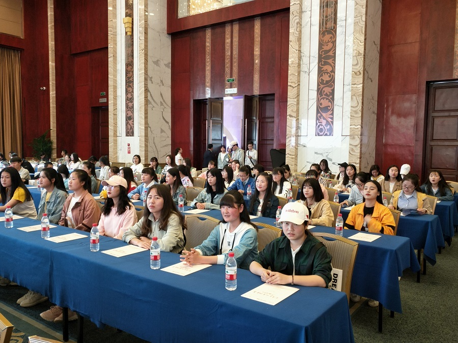 医学技术学院组织学生参加“首届兰州美丽健康论坛”.jpg