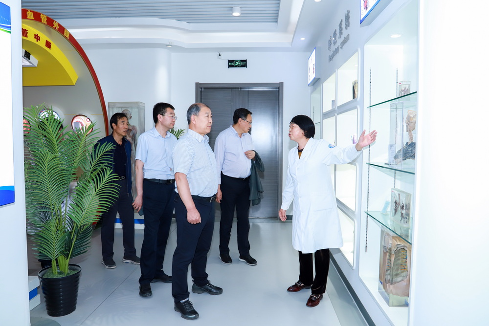 2023年6月7日 原甘肃省卫生和计划生育委员会党组副书记、副主任李存文莅临开元官网调研 (4)_调整大小.jpg