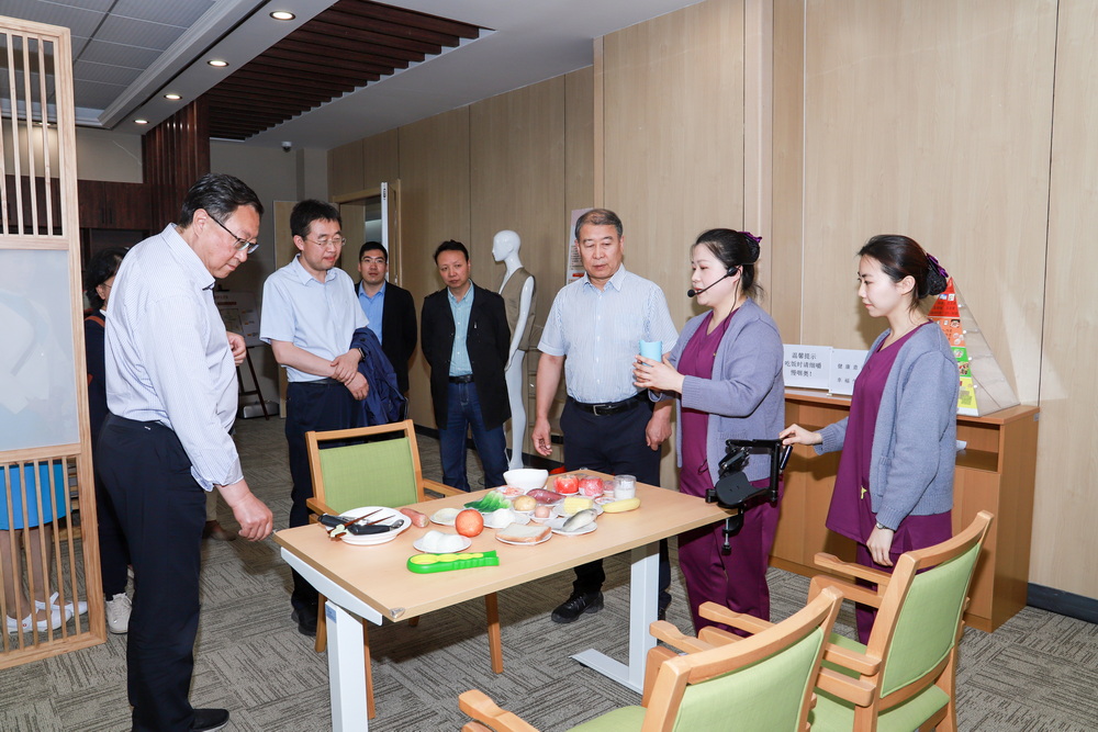 2023年6月7日 原甘肃省卫生和计划生育委员会党组副书记、副主任李存文莅临开元官网调研 (13)_调整大小.jpg